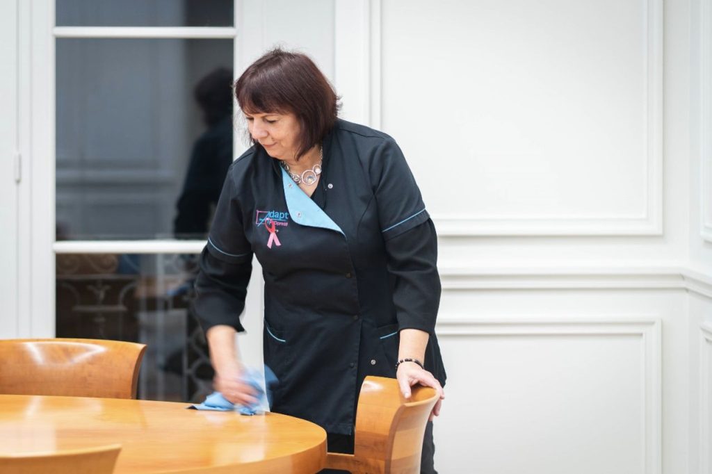 Une salariée portant le ruban rose pendant Octobre Rose, signe de son soutient à la cause