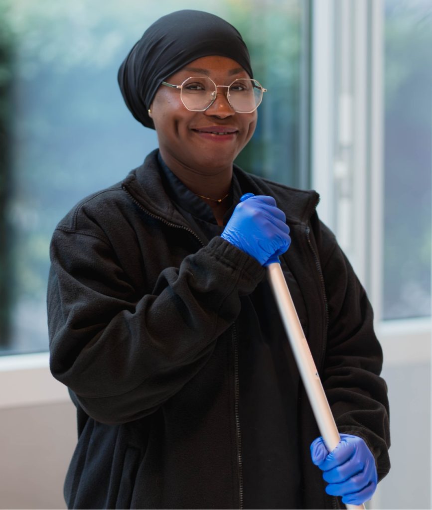 Agent de nettoyage Adapt Propreté travaillant en journée 