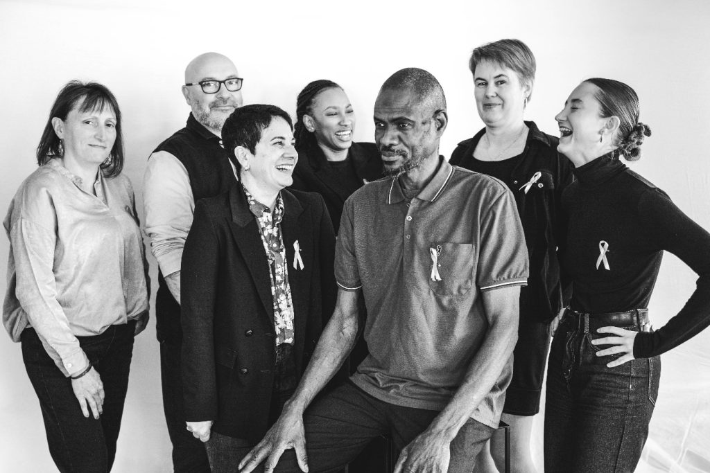 Équipe Adapt Propreté au complet, portant le ruban rose pendant Octobre Rose