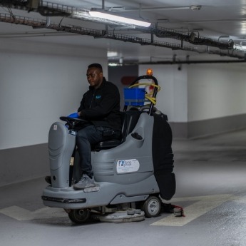 Agent de nettoyage Adapt Propreté , nettoyage mécanisé haute performance.