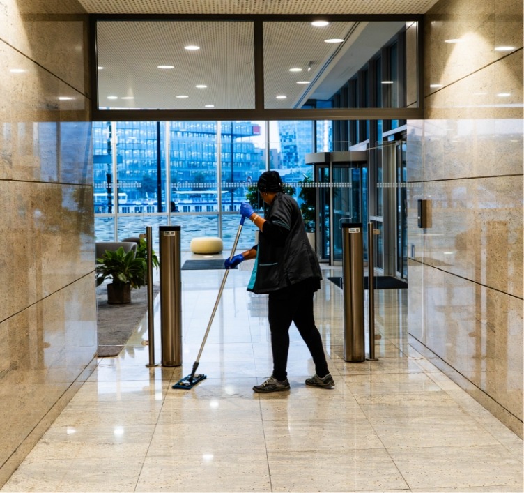 Agent de nettoyage Adapt Propreté nettoyant le sol de bureaux en Île de France