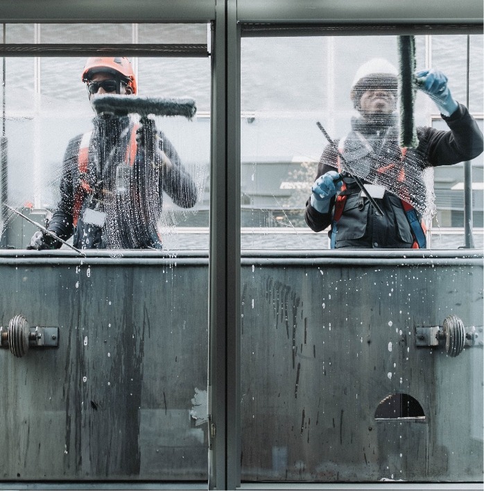 Agents de nettoyage Adapt Propreté en train de nettoyer des vitres