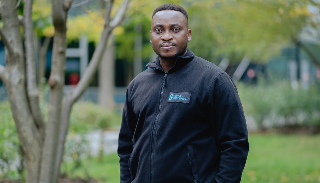 Un agent de nettoyage travaillant en journée chez Adapt Propreté