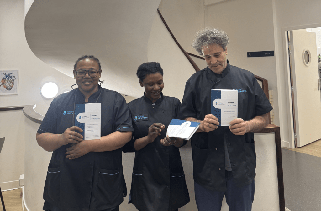 agents de propreté avec un livret de prévention TMS à un agent lors de la journée mondiale de la santé et de la sécurité au travail