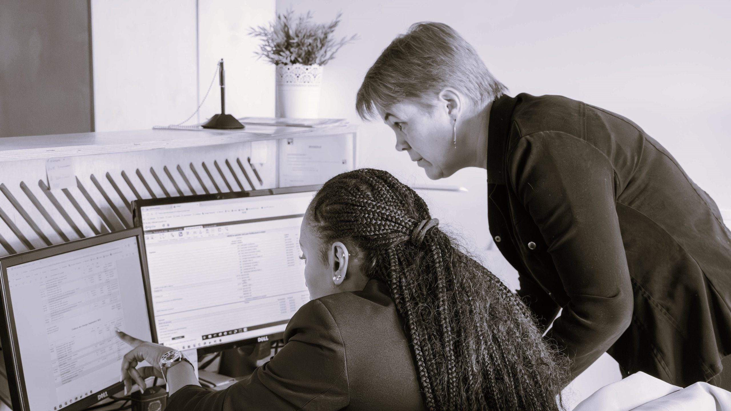 2 salariée faisant le digital clean up day chez adapt propreté